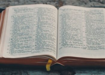 Почуйте в Біблії голос Бога. Тоді вона стане найціннішою книгою!