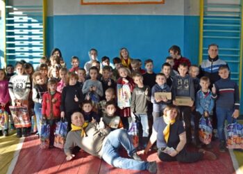 Криворізькі слідопити провели програму для вихованців інтернату і вручили їм подарунки
