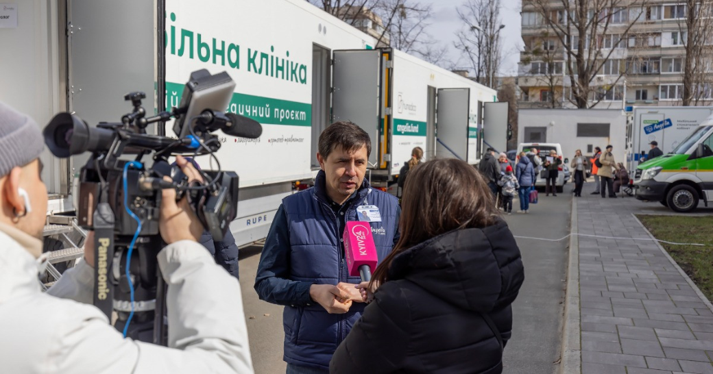 Медична клініка на колесах допомагає українцям