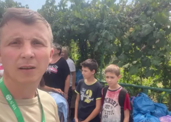 “Волонтерське служіння”. Як пастор з Донеччини допомагає цивільним, які залишаються у прифронтовому регіоні