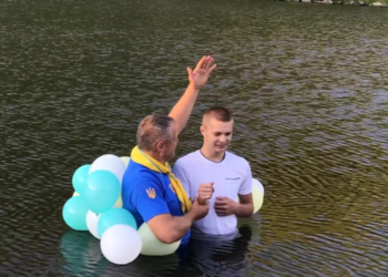 Озеро Несамовите стало хрещальним “Йорданом” для двох молодих людей