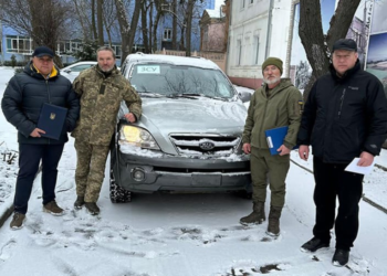 Адвентисти Поділля передали військовим черговий автомобіль