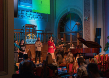 Команда Karolina Church організовує щотижневі зустрічі суботи для молоді