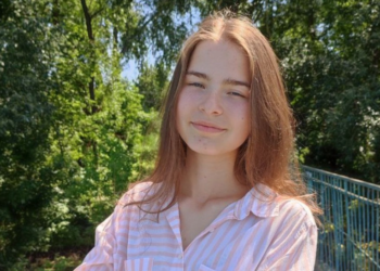 Одинадцятикласниця з Хмельниччини започаткувала проєкт «Бог не виїхав з України»