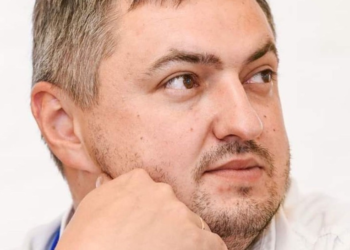 Міг виїхати за кордон, але вирішив залишитися та допомагати постраждалим