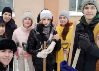 У Рівному християнська молодь допомагає чистити сніг