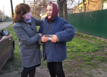 Волонтери допомагають літнім людям в Дніпропетровській області
