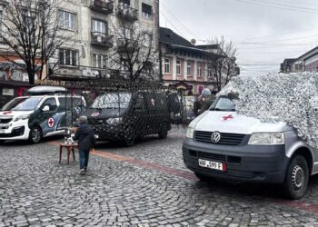 У Мукачеві презентували евакуаційні машини для фронту