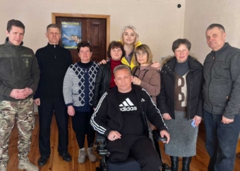 Адвентисти Теофіполя передали ветерану колісне крісло з електроприводом